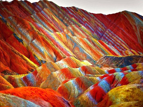 There is no artist to paint, these rocks come from nature - adaily24h.com